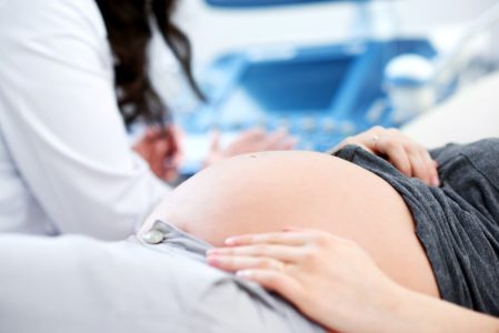 Epidural bez ležanja: Novi pristup porođaju, koji ženama vraća slobodu kretanja