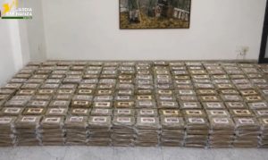 Zaplenjeno skoro 800 kilograma kokaina, na paketima zastava Srbije (VIDEO)