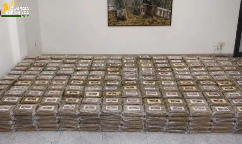 Zaplenjeno skoro 800 kilograma kokaina, na paketima zastava Srbije (VIDEO)