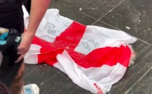 Navijači “gaučosa” zapanjili svet: Gazili i pljuvali zastavu Engleske (VIDEO)