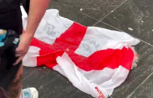 Navijači "gaučosa" zapanjili svet: Gazili i pljuvali zastavu Engleske (VIDEO)