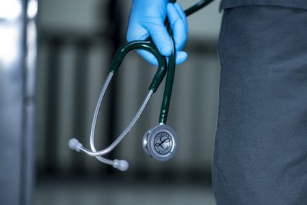 Evo u kojim zemljama važi srpska zdravstvena knjižica: Jedan dokument obavezno izvadite pre puta