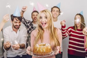 U Danskoj se neoženjeni i neudate sa 25 godina, “kupaju” u cimetu: Neobična tradicija, koja opstaje vekovima