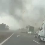 Nestvarni snimci iz Francuske: Tutnji tornado i nosi kamione, ima mrtvih posle superćelijske oluje