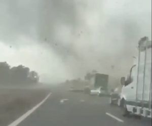 Nestvarni snimci iz Francuske: Tutnji tornado i nosi kamione, ima mrtvih posle superćelijske oluje