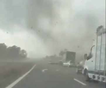 Nestvarni snimci iz Francuske: Tutnji tornado i nosi kamione, ima mrtvih posle superćelijske oluje