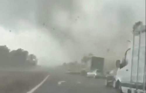 Nestvarni snimci iz Francuske: Tutnji tornado i nosi kamione, ima mrtvih posle superćelijske oluje