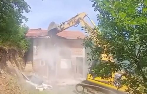 Sa dugim cevima i bagerima idu na srpske kuće: Krenulo rušenje vikendica na jezeru Gazivode
