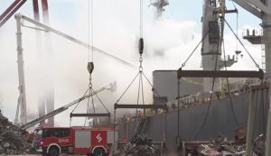 Veliki požar u Poljskoj luci: Zapalio se teretni brod, angažovano mnogo vatrogasaca (VIDEO)