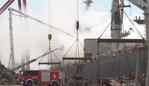 Veliki požar u Poljskoj luci: Zapalio se teretni brod, angažovano mnogo vatrogasaca (VIDEO)