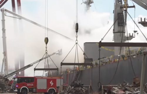 Veliki požar u Poljskoj luci: Zapalio se teretni brod, angažovano mnogo vatrogasaca (VIDEO)