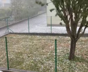 “Padale ledene gromade”: Nevreme se obrušilo na čuvenu turističku destinaciju u Hrvatskoj, ima povređenih
