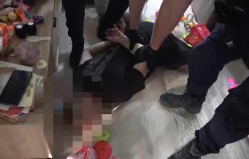 Snimao pretnje sa nožem u rukama: Uhapšen muškarac zbog pretnji smrću predsedniku Srbije (VIDEO)