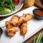 Dimljeni pileći ražnjići u marinadi od grčkog jogurta (RECEPT+VIDEO)
