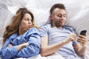 Kada je telefon uzrok svađa: Zašto fabing može ozbiljno da naruši ljubavnu vezu