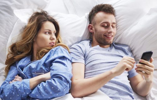 Kada je telefon uzrok svađa: Zašto fabing može ozbiljno da naruši ljubavnu vezu