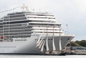 Drama zbog niskog vodostaja: Evakuisano 186 putnika, turistički brod ostao nasukan na Dunavu