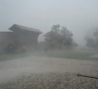 Ulice pod vodom, stabla počupana, leteli krovovi: Nevreme se obrušilo na Hrvatsku, stižu snimci štete