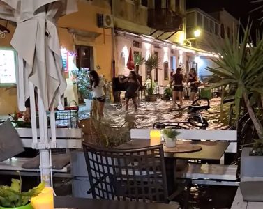 Letnje “čudovište” se obrušilo na Hvar: Turisti bežali u panici od neverovatnog fenomena (VIDEO)