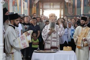 Patrijarh Porfirije služio liturgiju na slavi manastira Kovilj: “Sveti arhangel Gavrilo otkriva volju Božju”
