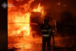 Eksplozije odjekivale Kijevom: Požari u više opština, Rusija izvela masovan raketni napad (VIDEO)