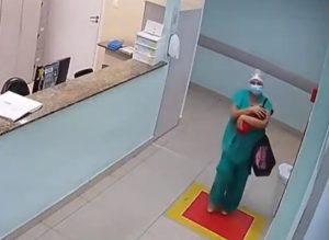 Jeziv snimak iz bolnice: Danijela predala bebu medicinskoj sestri, pokajala se čim je videla šta nosi