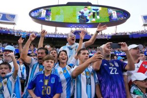 Kakav džumbus: Navijači Argentine spali zastavu Ujedinjenog kraljevstva umesto Engleske (VIDEO)
