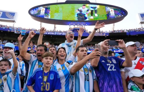 Kakav džumbus: Navijači Argentine spalili zastavu Ujedinjenog kraljevstva umesto Engleske (VIDEO)