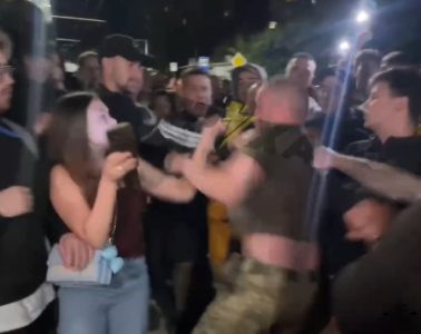 Neredi na zapadu Ukrajine: Besna rulja napala službu za regrutaciju nakon što je mladić otet na ulici