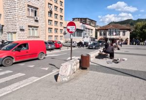 Uznemirujući snimak iz Novog Pazara: Dečaci predaju nešto muškarcu ispod mosta, evo na šta se sumnja