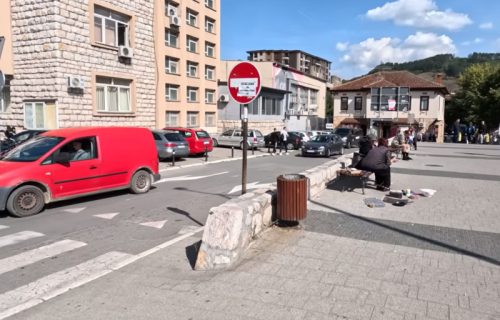 Uznemirujući snimak iz Novog Pazara: Dečaci predaju nešto muškarcu ispod mosta, evo na šta se sumnja