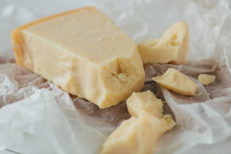 Parmezan, umesto proteinske pločice? Zašto jedan od najpoznatijih sireva na svetu privlači pažnju ljubitelja zdrave ishrane