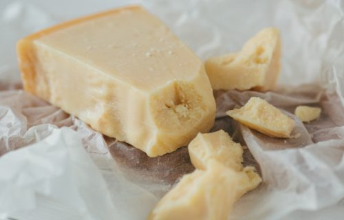 Parmezan, umesto proteinske pločice? Zašto jedan od najpoznatijih sireva na svetu privlači pažnju ljubitelja zdrave ishrane