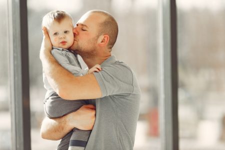 Sve više muškaraca prvi put postaju očevi posle 35. godine: Menjaju se porodični obrasci, širom sveta