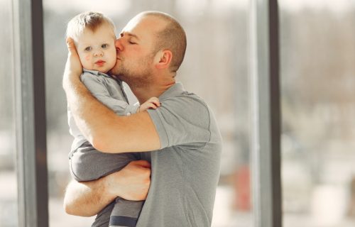 Sve više muškaraca prvi put postaju očevi posle 35. godine: Menjaju se porodični obrasci, širom sveta
