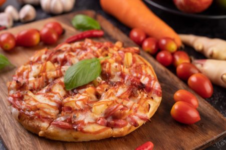 Mini pica iz posude za led: Kreativni zalogaji sa paradajzom i mocarelom (RECEPT+VIDEO)