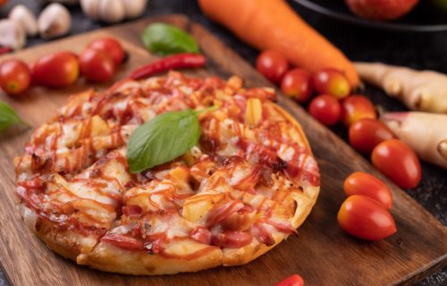Mini pica iz posude za led: Kreativni zalogaji sa paradajzom i mocarelom (RECEPT+VIDEO)