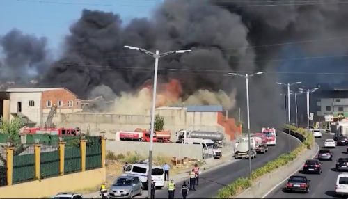 Veliki požar na auto-putu Tirana-Drač, kuće i preduzeća u opasnosti