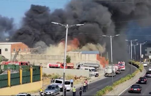 Veliki požar na auto-putu Tirana-Drač, kuće i preduzeća u opasnosti
