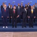 NATO lideri kao deca u školi: Rama u belim patikama, Rute se cereka, upire prstom i zove Trampa (VIDEO)
