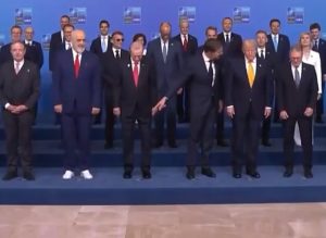 NATO lideri kao deca u školi: Rama u belim patikama, Rute se cereka, upire prstom i zove Trampa (VIDEO)