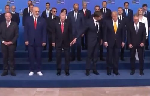NATO lideri kao deca u školi: Rama u belim patikama, Rute se cereka, upire prstom i zove Trampa (VIDEO)