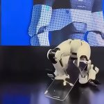 Nisu još uvek za dominaciju svetom: Urnebesan snimak robota koji se srušio, prekrili ga platnom i izneli