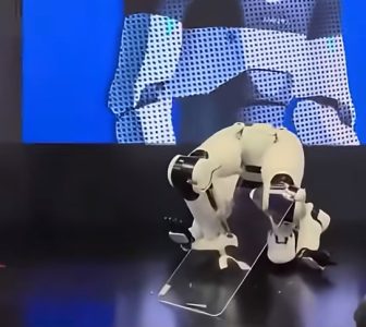 Nisu još uvek za dominaciju svetom: Urnebesan snimak robota koji se srušio, prekrili ga platnom i izneli