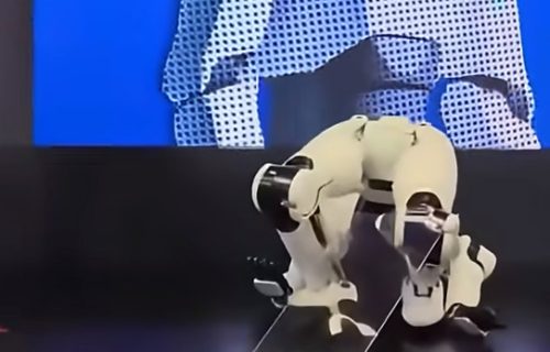 Nisu još uvek za dominaciju svetom: Urnebesan snimak robota koji se srušio, prekrili ga platnom i izneli