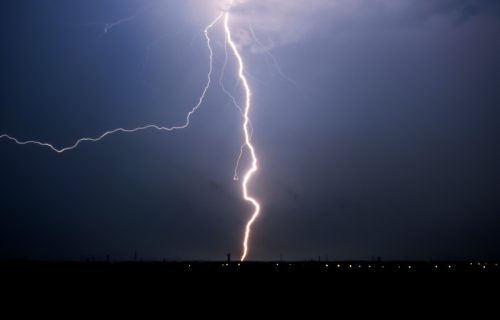 Grom udario na peron aerodroma, povređeno najmanje devet osoba