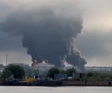 Masovni napad dronovima na Sankt Peterburg: Pogođen naftni terminal, oboreno 67 letelica