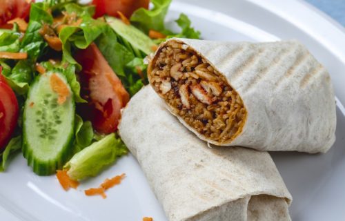 Hrskavi zapečeni krompir sa mlevenom govedinom u tortilji (RECEPT+VIDEO)