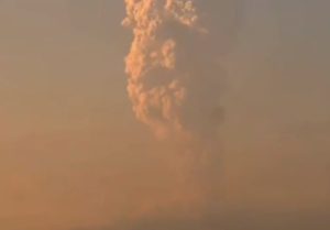 Stub pepela visok 10,5 km: Eruptirao moćni vulkan u Rusiji, aktiviran “crveni alarm”