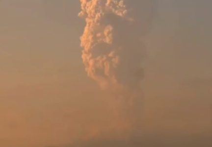 Stub pepela visok 10,5 km: Eruptirao moćni vulkan u Rusiji, aktiviran “crveni alarm”